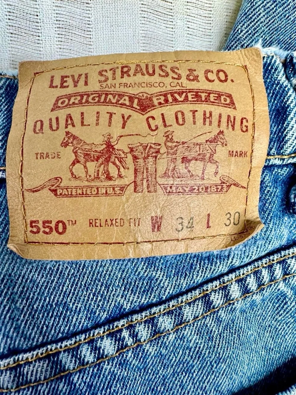 Vintage 90s Levi’s 550 Relaxed Fit Light Wash Jeans